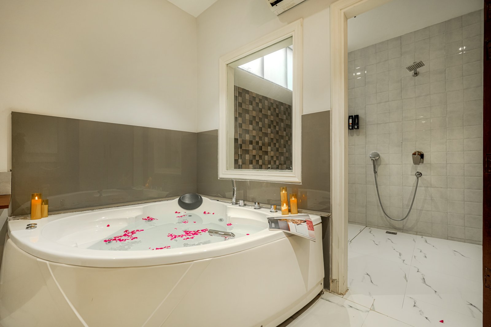 Suite with Jacuzzi & Living Area