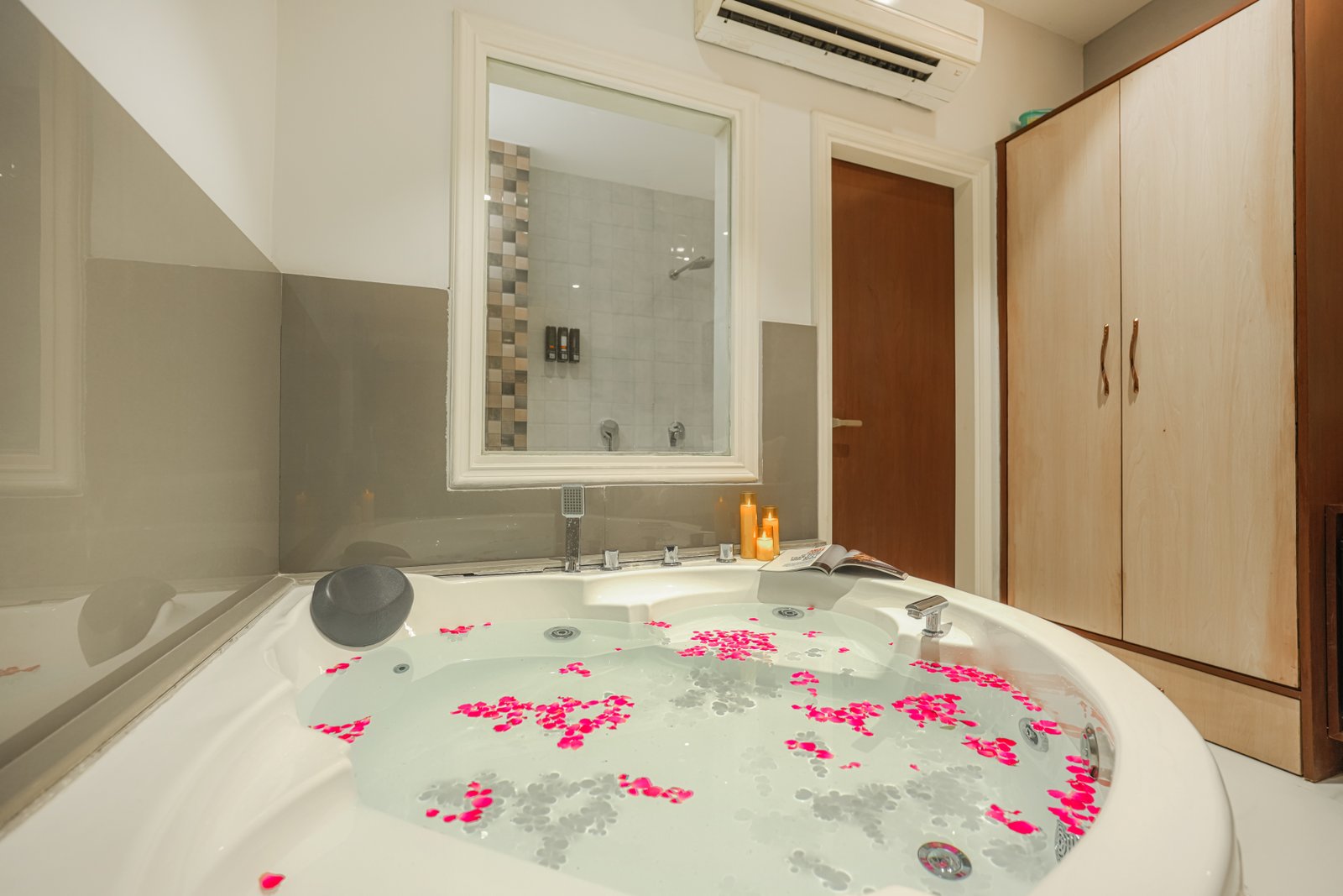Suite with Jacuzzi & Living Area
