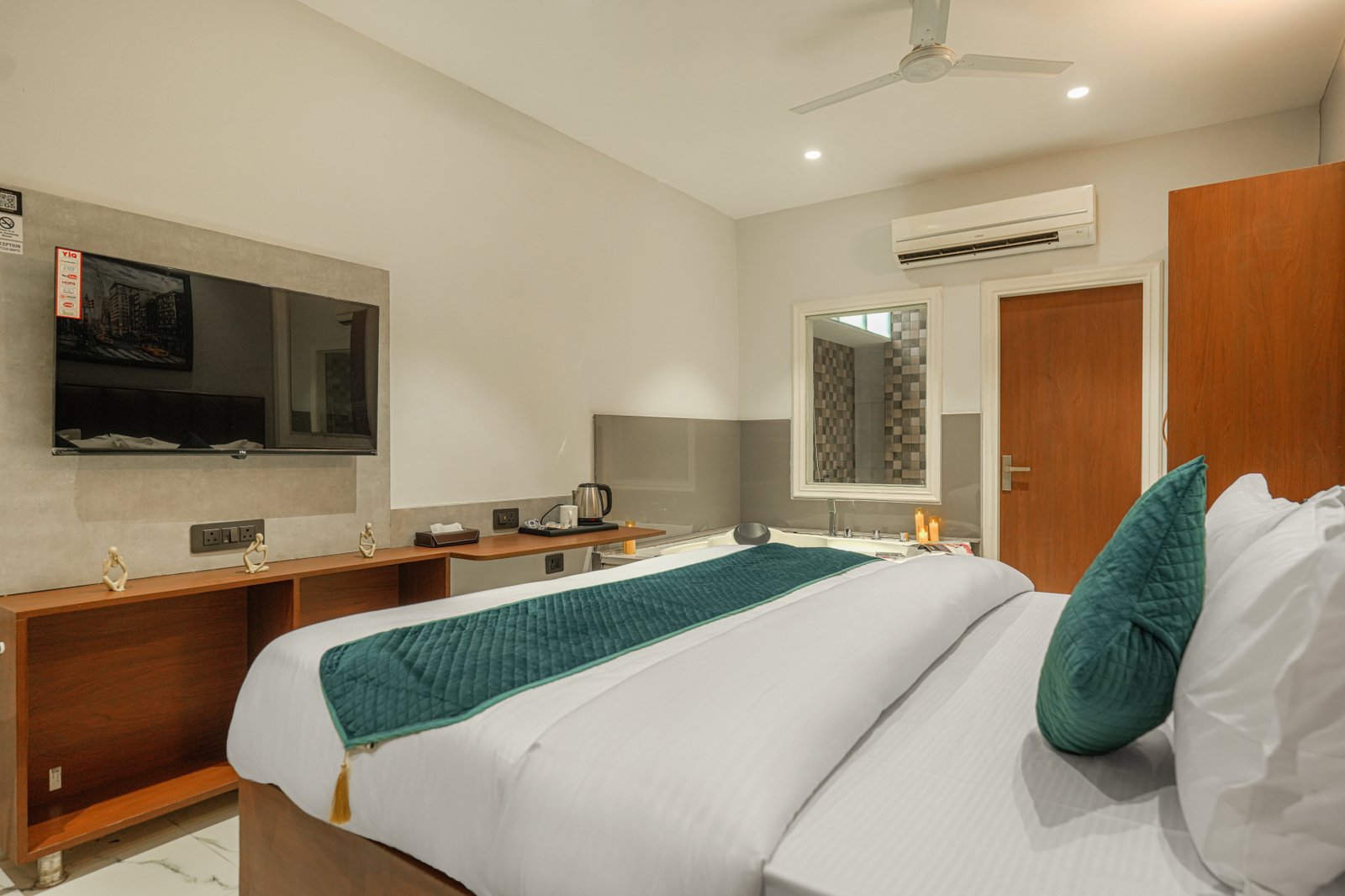 Suite with Jacuzzi & Living Area