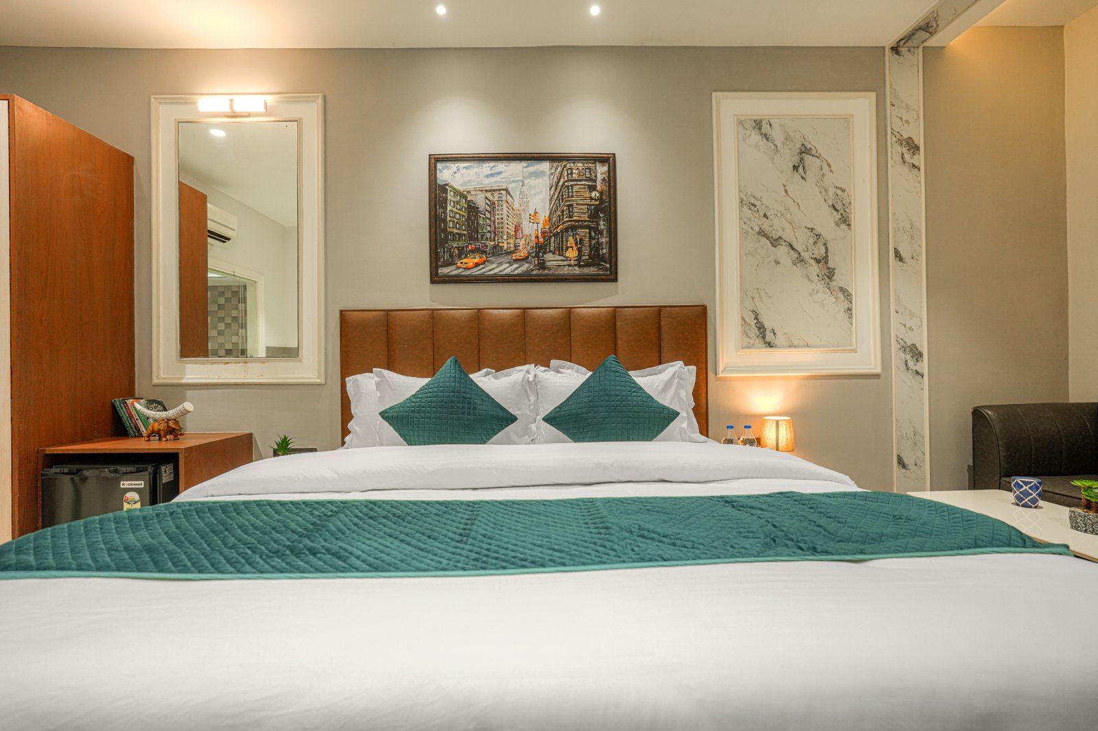Suite with Jacuzzi & Living Area