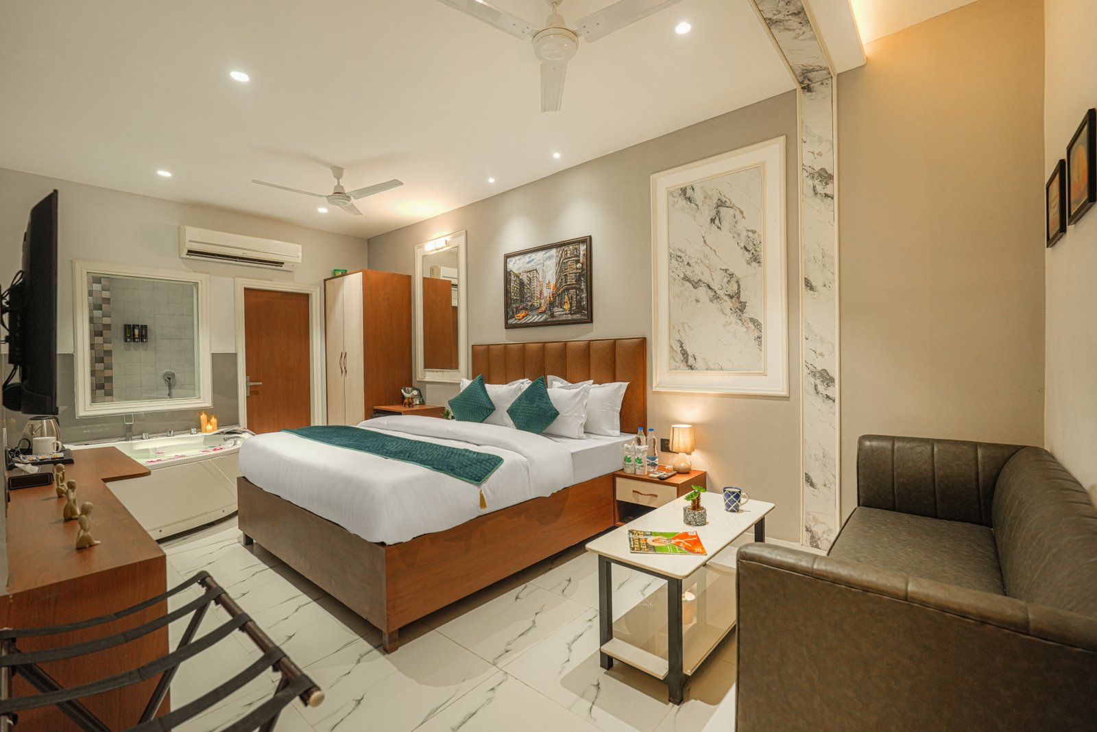SUITE ROOM WITH JACUZZI & LIVING AREA